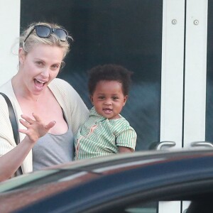 Exclusif - Charlize Theron est allée déjeuner avec ses enfants Jackson et August, le 5 juillet 2016