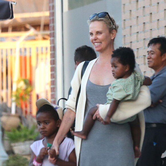 Exclusif - Charlize Theron est allée déjeuner avec ses enfants Jackson et August, le 5 juillet 2016