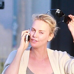 Exclusif - Charlize Theron s'échappe dans la rue quelques instants pour discuter et plaisanter en FaceTime avec un mystérieux inconnu à Hollywood. Elle s'amuse à faire un doigt d'honneur et envoi un baiser à son interlocuteur avant de raccrocher. Le 5 juillet 2016