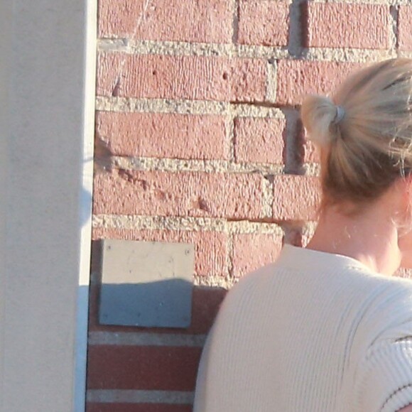 Exclusif - Charlize Theron s'échappe dans la rue quelques instants pour discuter et plaisanter en FaceTime avec un mystérieux inconnu à Hollywood. Elle s'amuse à faire un doigt d'honneur et envoi un baiser à son interlocuteur avant de raccrocher. Le 5 juillet 2016