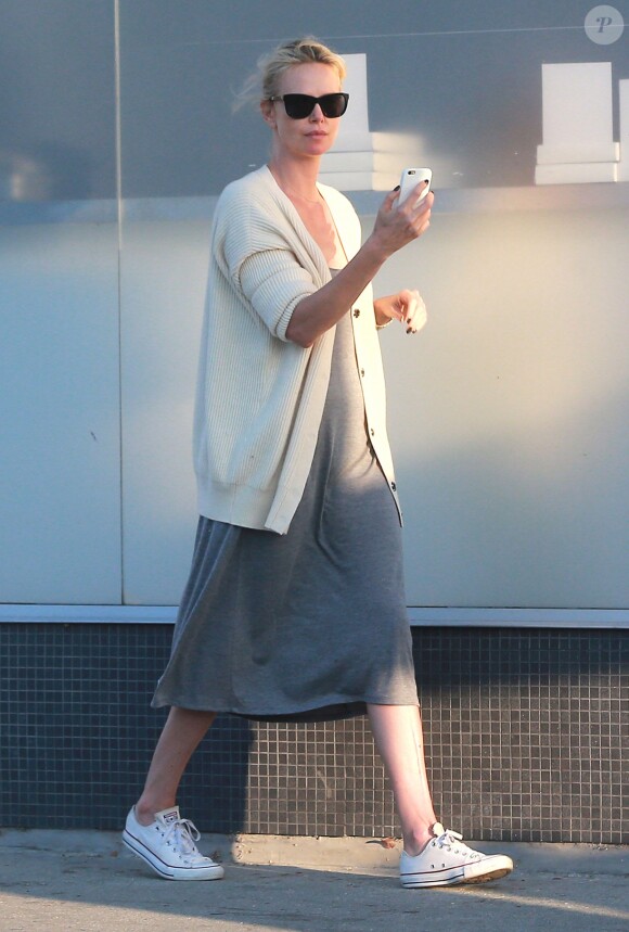 Exclusif - Charlize Theron s'échappe dans la rue quelques instants pour discuter et plaisanter en FaceTime avec un mystérieux inconnu à Hollywood. Elle s'amuse à faire un doigt d'honneur et envoi un baiser à son interlocuteur avant de raccrocher. Le 5 juillet 2016