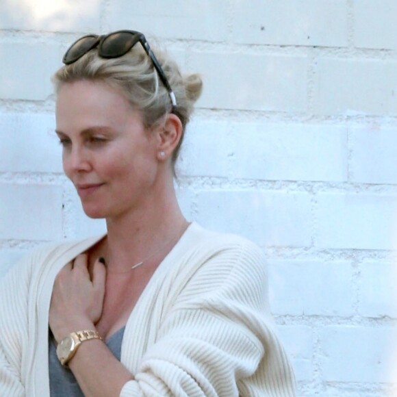 Exclusif - Charlize Theron s'échappe dans la rue quelques instants pour discuter et plaisanter en FaceTime avec un mystérieux inconnu à Hollywood. Elle s'amuse à faire un doigt d'honneur et envoi un baiser à son interlocuteur avant de raccrocher. Le 5 juillet 2016