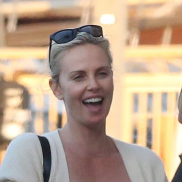 Exclusif - Charlize Theron est allée déjeuner avec ses enfants Jackson et August, le 5 juillet 2016