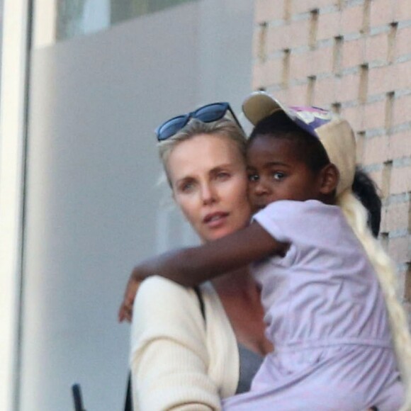 Exclusif - Charlize Theron est allée déjeuner avec ses enfants Jackson et August, le 5 juillet 2016