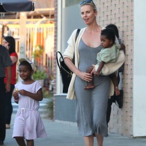Exclusif - Charlize Theron est allée déjeuner avec ses enfants Jackson et August, à Hollywood le 5 juillet 2016