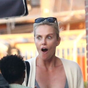 Exclusif - Charlize Theron est allée déjeuner avec ses enfants Jackson et August, le 5 juillet 2016