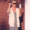 Exclusif - Charlize Theron s'échappe dans la rue quelques instants pour discuter et plaisanter en FaceTime avec un mystérieux inconnu à Hollywood. Elle s'amuse à faire un doigt d'honneur et envoi un baiser à son interlocuteur avant de raccrocher. Le 5 juillet 2016