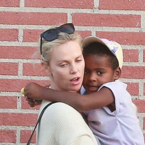 Exclusif - Charlize Theron est allée déjeuner avec ses enfants Jackson et August, le 5 juillet 2016