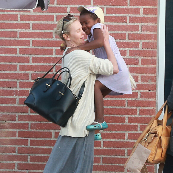 Exclusif - Charlize Theron est allée déjeuner avec ses enfants Jackson et August, le 5 juillet 2016