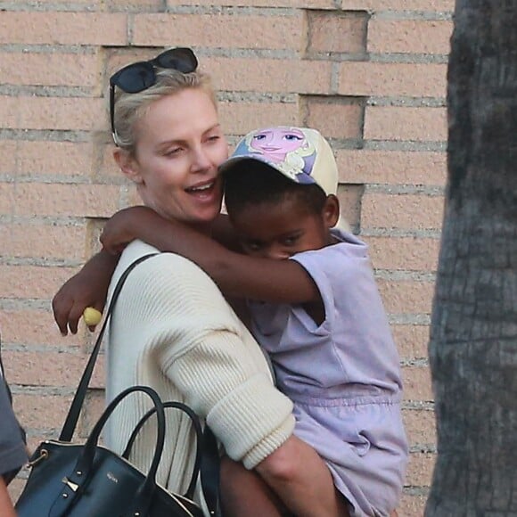 Exclusif - Charlize Theron est allée déjeuner avec ses enfants Jackson et August, le 5 juillet 2016