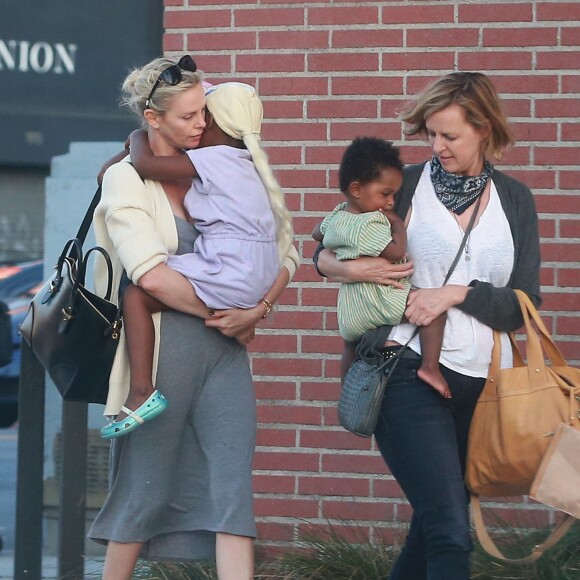 Exclusif - Charlize Theron est allée déjeuner avec ses enfants Jackson et August, le 5 juillet 2016