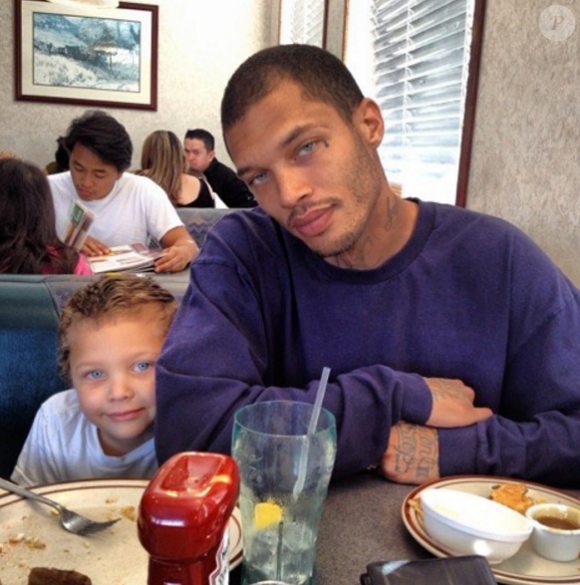 Jeremy Meeks prend la pose avec un de ses fils. Photo publiée sur Instagram en 2015