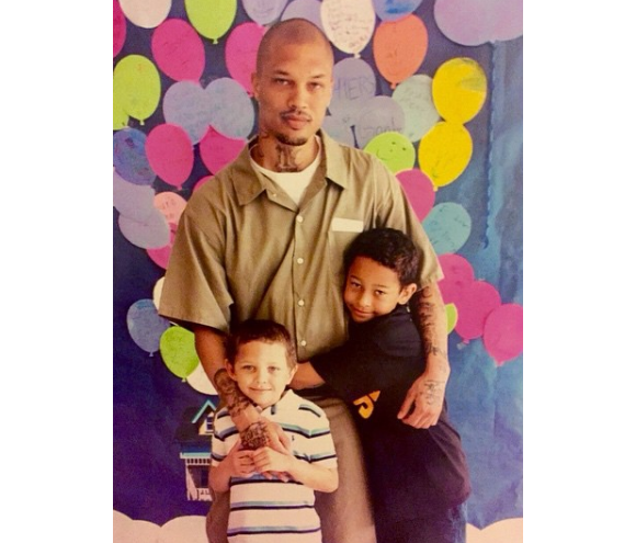 Jeremy Meeks prend la pose avec ses fils venus lui rendre visite en prison. Photo publiée sur Instagram en 2015