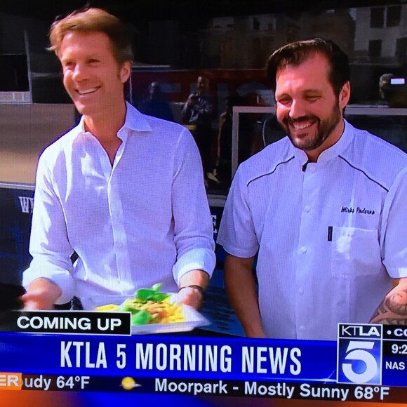 Le prince Emmanuel Philibert de Savoie présente son food-truck de pâtes artisanales fraîches, le "Prince de Venise", lors d'une interview par la chaîne KTLA Channel 5 au journal télévisé du matin, en présence du chef italien Mirko Paderno. Le 1er juillet 2016