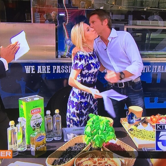 Le prince Emmanuel Philibert de Savoie présente son food-truck de pâtes artisanales fraîches, le "Prince de Venise", lors d'une interview par la chaîne KTLA Channel 5 au journal télévisé du matin, en présence du chef italien Mirko Paderno. Le 1er juillet 2016