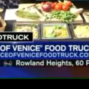 Le prince Emmanuel Philibert de Savoie présente son food-truck de pâtes artisanales fraîches, le "Prince de Venise", lors d'une interview par la chaîne KTLA Channel 5 au journal télévisé du matin, en présence du chef italien Mirko Paderno. Le 1er juillet 2016