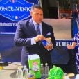 Le prince Emmanuel Philibert de Savoie présente son food-truck de pâtes artisanales fraîches, le "Prince de Venise", lors d'une interview par la chaîne KTLA Channel 5 au journal télévisé du matin, en présence du chef italien Mirko Paderno. Le 1er juillet 2016