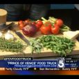 Le prince Emmanuel Philibert de Savoie présente son food-truck de pâtes artisanales fraîches, le "Prince de Venise", lors d'une interview par la chaîne KTLA Channel 5 au journal télévisé du matin, en présence du chef italien Mirko Paderno. Le 1er juillet 2016