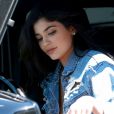 Kylie Jenner s'est arrêtée au restaurant japonais Kabuki avec une amie à Woodland Hills. La starlette de télé-réalité en a profité pour signer des autographes et poser avec ses fans. Le 23 juin 2016
