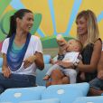 Ludivine Sagna, Fiona Cabaye et sa fille Charlize - Les Femmes des joueurs de l'équipe de France lors du match France - Allemagne à Rio de Janeiro au Brésil le 4 juillet 2014.
