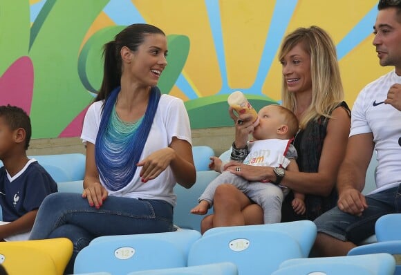 Ludivine Sagna, Fiona Cabaye et sa fille Charlize - Les Femmes des joueurs de l'équipe de France lors du match France - Allemagne à Rio de Janeiro au Brésil le 4 juillet 2014.