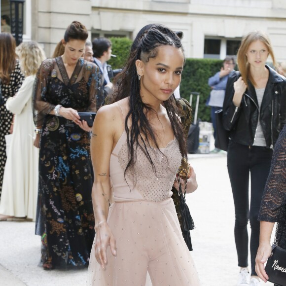 Zoë Kravitz à l'hôtel Salomon de Rothschild lors du défilé Valentino, porte une robe Valentino (prêt-à-porter automne-hiver 2016). Paris, le 6 juillet 2016.