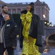 Rihanna à Stockholm, porte une veste en shearling et une robe Vetements, et des bottines Prada. Le 5 juillet 2016.