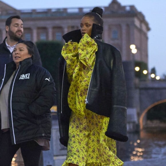 Rihanna à Stockholm, porte une veste en shearling et une robe Vetements, et des bottines Prada. Le 5 juillet 2016.