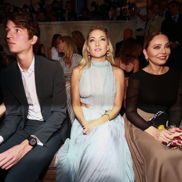 Alexandre Arnault, Kate Hudson et Ornella Muti - Défilé "Legends and Fairytales" de Fendi (collection couture, fêtant les 90 ans de la maison romaine), à la Fontaine de Trevi. Rome, le 7 juillet 2016.