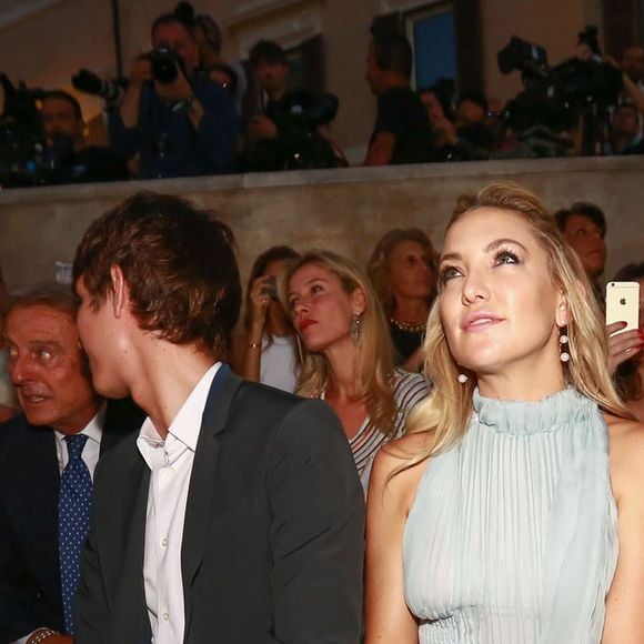 Alexandre Arnault, Kate Hudson et Ornella Muti - Défilé "Legends and Fairytales" de Fendi (collection couture, fêtant les 90 ans de la maison romaine), à la Fontaine de Trevi. Rome, le 7 juillet 2016.