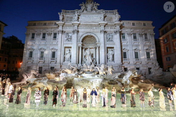 Défilé "Legends and Fairytales" de Fendi (collection couture, fêtant les 90 ans de la maison romaine), à la Fontaine de Trevi. Rome, le 7 juillet 2016.