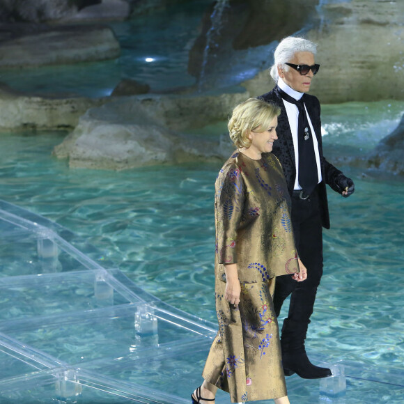 Karl Lagerfeld et Silvia Fendi - Défilé "Legends and Fairytales" de Fendi (collection couture, fêtant les 90 ans de la maison romaine), à la Fontaine de Trevi. Rome, le 7 juillet 2016.