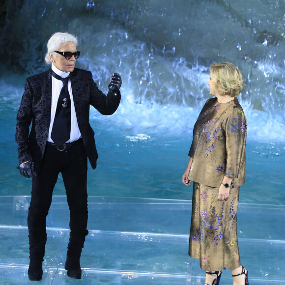 Karl Lagerfeld et Silvia Fendi - Défilé "Legends and Fairytales" de Fendi (collection couture, fêtant les 90 ans de la maison romaine), à la Fontaine de Trevi. Rome, le 7 juillet 2016.