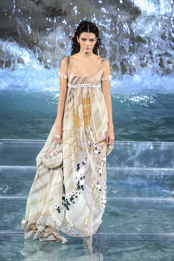 Kendall Jenner - Défilé "Legends and Fairytales" de Fendi (collection couture, fêtant les 90 ans de la maison romaine), à la Fontaine de Trevi. Rome, le 7 juillet 2016.