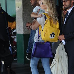 Kate Hudson et son fils Bingham arrivent à l'aéroport de Rome le 6 juillet 2016.