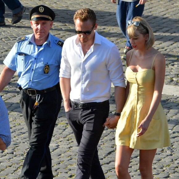 Exclusif - Taylor Swift et son nouveau compagnon Tom Hiddleston passent des vacances romantiques à Rome. Le couple est allé déjeuner en amoureux et est allé visiter "Le Colisée", immense amphithéâtre ovoïde situé dans le centre de la ville de Rome, entre l'Esquilin et le Cælius, le plus grand jamais construit dans l'empire. Le 27 juin 2016