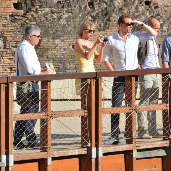 Exclusif - Taylor Swift et son nouveau compagnon Tom Hiddleston passent des vacances romantiques à Rome. Le couple est allé déjeuner en amoureux et est allé visiter "Le Colisée", immense amphithéâtre ovoïde situé dans le centre de la ville de Rome, entre l'Esquilin et le Cælius, le plus grand jamais construit dans l'empire. Le 27 juin 2016