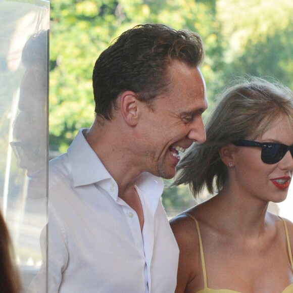 Exclusif - Taylor Swift et son nouveau compagnon Tom Hiddleston passent des vacances romantiques à Rome. Le couple est allé déjeuner en amoureux et est allé visiter "Le Colisée", immense amphithéâtre ovoïde situé dans le centre de la ville de Rome, entre l'Esquilin et le Cælius, le plus grand jamais construit dans l'empire. Le 27 juin 2016