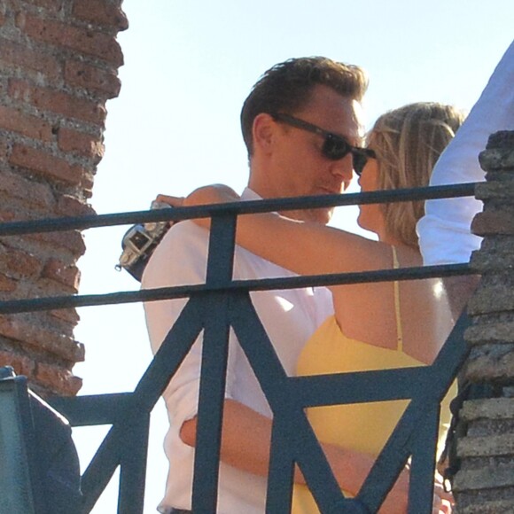Exclusif - Taylor Swift et son nouveau compagnon Tom Hiddleston passent des vacances romantiques à Rome. Le couple est allé déjeuner en amoureux et est allé visiter "Le Colisée", immense amphithéâtre ovoïde situé dans le centre de la ville de Rome, entre l'Esquilin et le Cælius, le plus grand jamais construit dans l'empire. Le 27 juin 2016