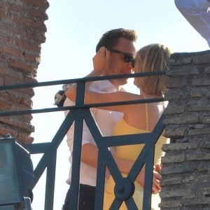 Exclusif - Taylor Swift et son nouveau compagnon Tom Hiddleston passent des vacances romantiques à Rome. Le couple est allé déjeuner en amoureux et est allé visiter "Le Colisée", immense amphithéâtre ovoïde situé dans le centre de la ville de Rome, entre l'Esquilin et le Cælius, le plus grand jamais construit dans l'empire. Le 27 juin 2016