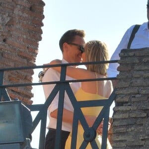 Exclusif - Taylor Swift et son nouveau compagnon Tom Hiddleston passent des vacances romantiques à Rome. Le couple est allé déjeuner en amoureux et est allé visiter "Le Colisée", immense amphithéâtre ovoïde situé dans le centre de la ville de Rome, entre l'Esquilin et le Cælius, le plus grand jamais construit dans l'empire. Le 27 juin 2016