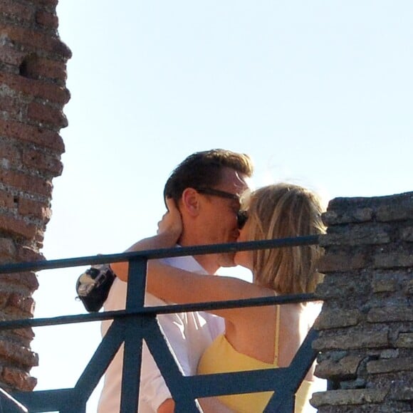 Exclusif - Taylor Swift et son nouveau compagnon Tom Hiddleston passent des vacances romantiques à Rome. Le couple est allé déjeuner en amoureux et est allé visiter "Le Colisée", immense amphithéâtre ovoïde situé dans le centre de la ville de Rome, entre l'Esquilin et le Cælius, le plus grand jamais construit dans l'empire. Le 27 juin 2016