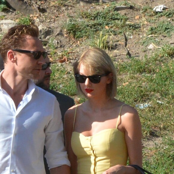 Exclusif - Taylor Swift et son nouveau compagnon Tom Hiddleston passent des vacances romantiques à Rome. Le couple est allé déjeuner en amoureux et est allé visiter "Le Colisée", immense amphithéâtre ovoïde situé dans le centre de la ville de Rome, entre l'Esquilin et le Cælius, le plus grand jamais construit dans l'empire. Le 27 juin 2016