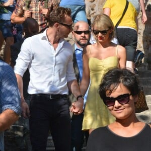 Exclusif - Taylor Swift et son nouveau compagnon Tom Hiddleston passent des vacances romantiques à Rome. Le couple est allé déjeuner en amoureux et est allé visiter "Le Colisée", immense amphithéâtre ovoïde situé dans le centre de la ville de Rome, entre l'Esquilin et le Cælius, le plus grand jamais construit dans l'empire. Le 27 juin 2016