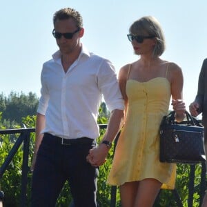 Exclusif - Taylor Swift et son nouveau compagnon Tom Hiddleston passent des vacances romantiques à Rome. Le couple est allé déjeuner en amoureux et est allé visiter "Le Colisée", immense amphithéâtre ovoïde situé dans le centre de la ville de Rome, entre l'Esquilin et le Cælius, le plus grand jamais construit dans l'empire. Le 27 juin 2016