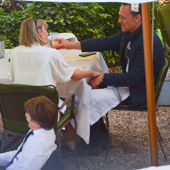 Exclusif - Taylor Swift et son nouveau compagnon Tom Hiddleston passent des vacances romantiques à Rome. Le couple est allé déjeuner en amoureux et est allé visiter "Le Colisée", immense amphithéâtre ovoïde situé dans le centre de la ville de Rome, entre l'Esquilin et le Cælius, le plus grand jamais construit dans l'empire. Le 27 juin 2016