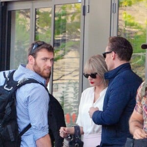 Exclusif - Taylor Swift et son nouveau compagnon Tom Hiddleston passent des vacances romantiques à Rome. Le couple est allé déjeuner en amoureux et est allé visiter "Le Colisée", immense amphithéâtre ovoïde situé dans le centre de la ville de Rome, entre l'Esquilin et le Cælius, le plus grand jamais construit dans l'empire. Le 27 juin 2016