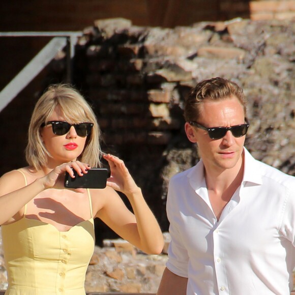 Exclusif - Taylor Swift et son nouveau compagnon Tom Hiddleston passent des vacances romantiques à Rome. Le couple est allé déjeuner en amoureux et est allé visiter "Le Colisée", immense amphithéâtre ovoïde situé dans le centre de la ville de Rome, entre l'Esquilin et le Cælius, le plus grand jamais construit dans l'empire. Le 27 juin 2016