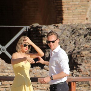 Exclusif - Taylor Swift et son nouveau compagnon Tom Hiddleston passent des vacances romantiques à Rome. Le couple est allé déjeuner en amoureux et est allé visiter "Le Colisée", immense amphithéâtre ovoïde situé dans le centre de la ville de Rome, entre l'Esquilin et le Cælius, le plus grand jamais construit dans l'empire. Le 27 juin 2016