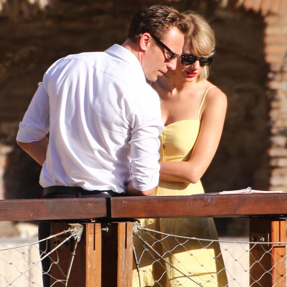 Exclusif - Taylor Swift et son nouveau compagnon Tom Hiddleston passent des vacances romantiques à Rome. Le couple est allé déjeuner en amoureux et est allé visiter "Le Colisée", immense amphithéâtre ovoïde situé dans le centre de la ville de Rome, entre l'Esquilin et le Cælius, le plus grand jamais construit dans l'empire. Le 27 juin 2016